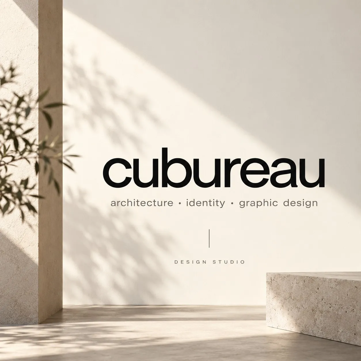 напис «cubureau» на світлій стіні з тінями листя, кам’яною лавою та гілками рослини в кутку